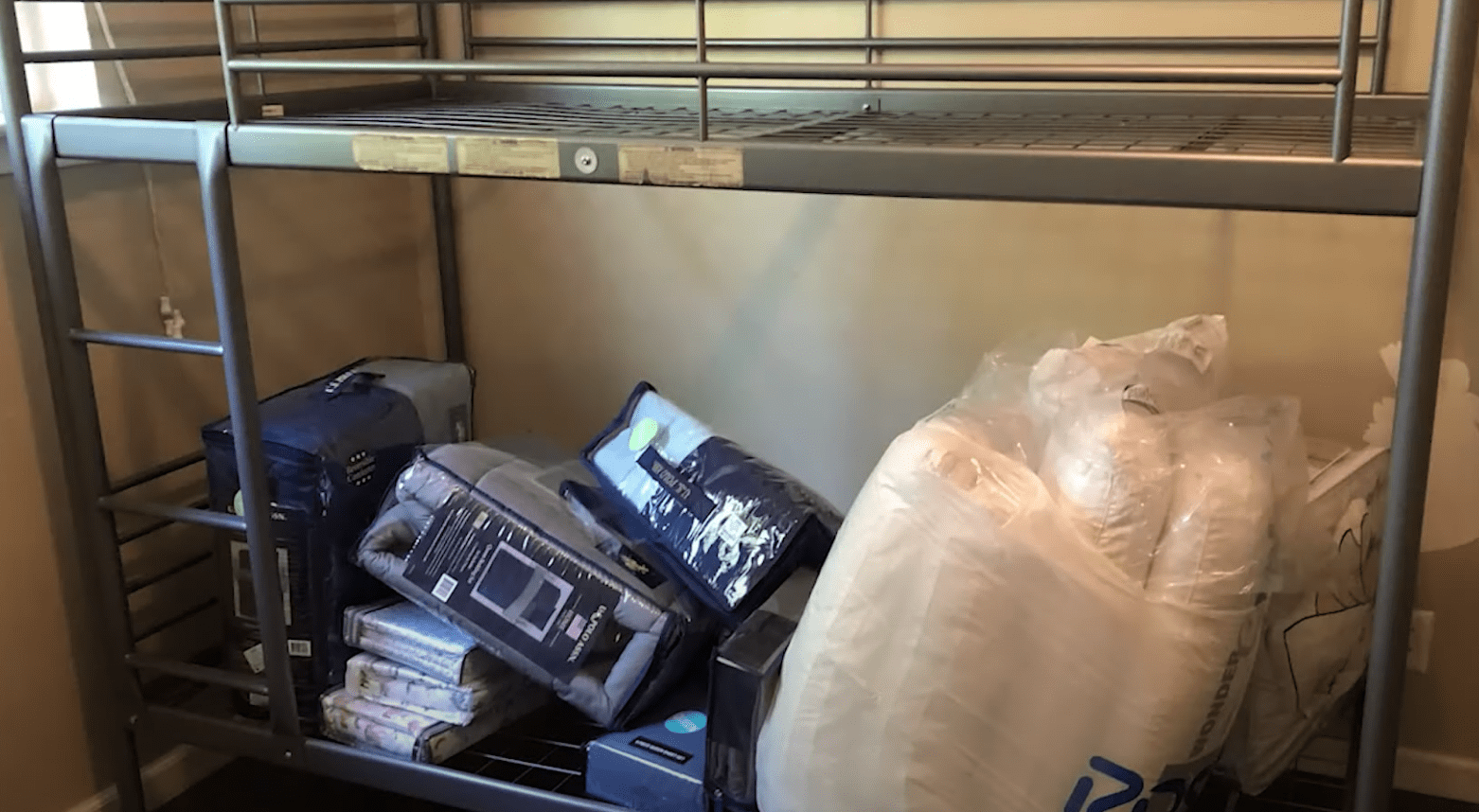 New beds and home items donated to a family thanks to caring police officers | Photo: youtube.com/CBSDFW