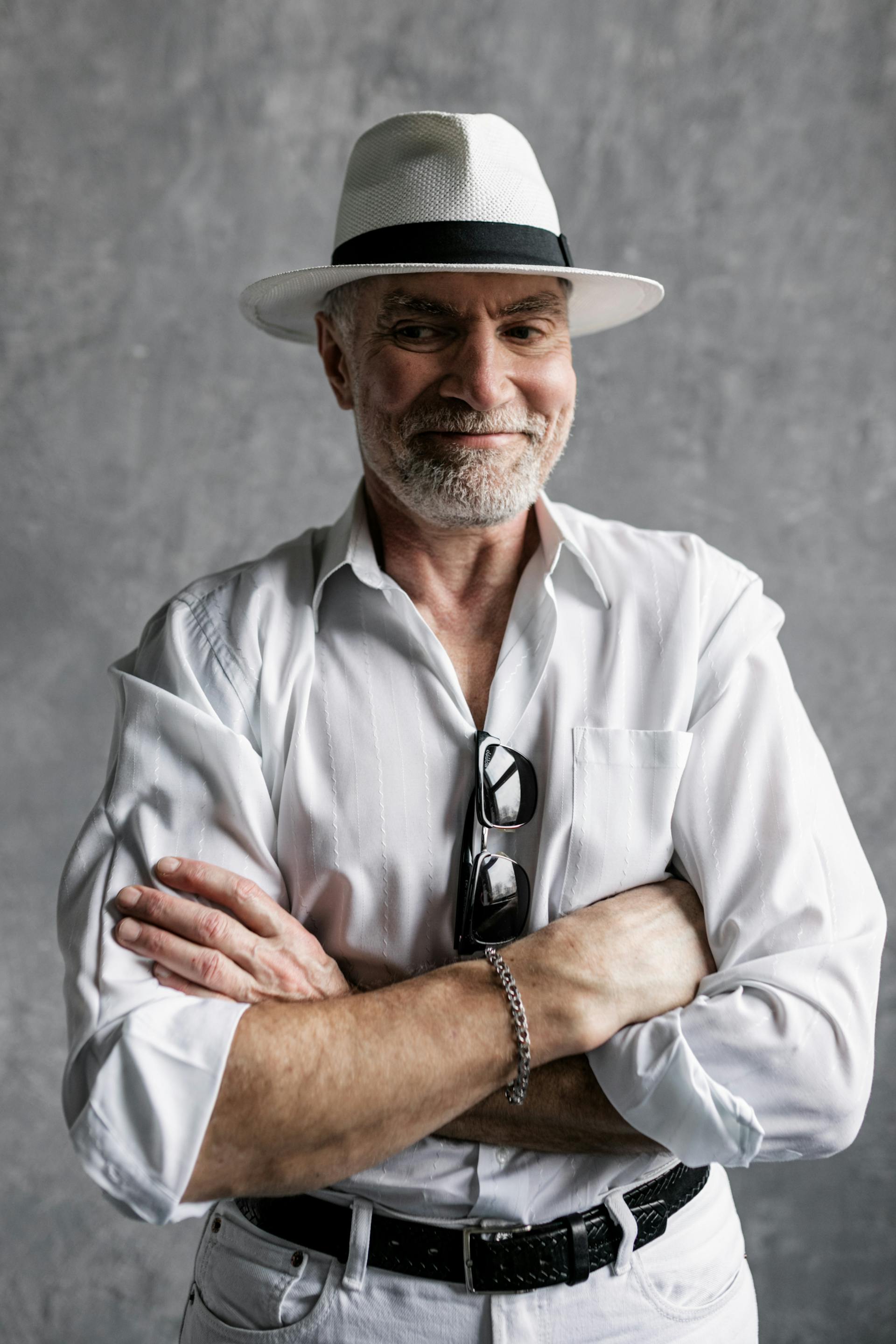 A senior man smiling | Source: Pexels