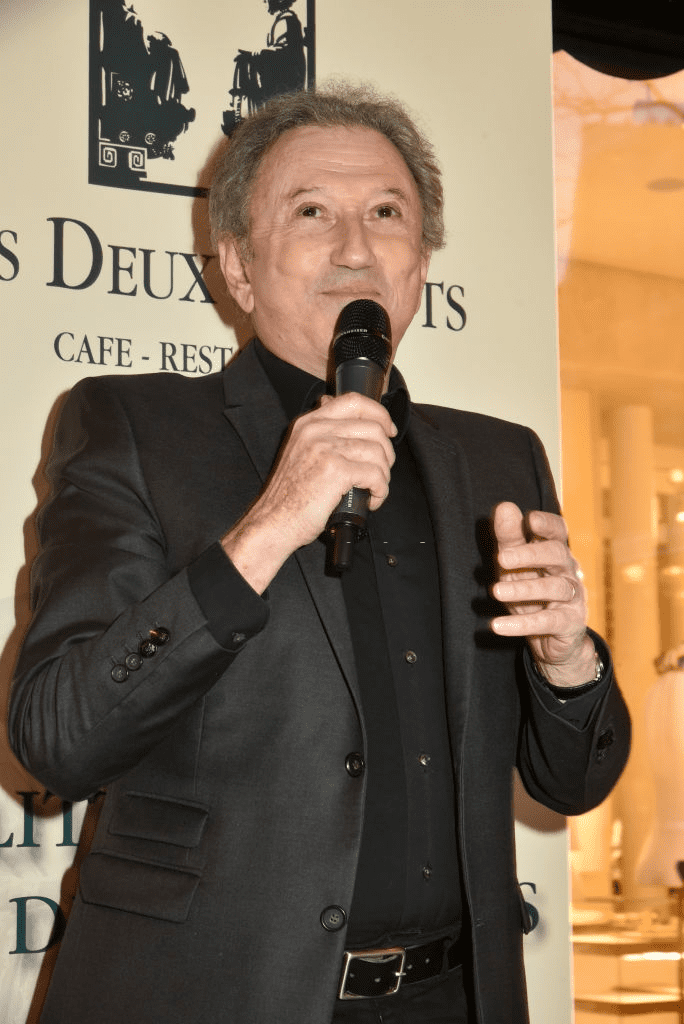PARIS, FRANCE - 11 MARS : Le présentateur de télévision Michel Drucker assiste à la signature du livre "Il Faut Du Temps Pour Rester Jeune" aux Deux Magots le 11 mars, à Paris, France. | Photo : Getty Images