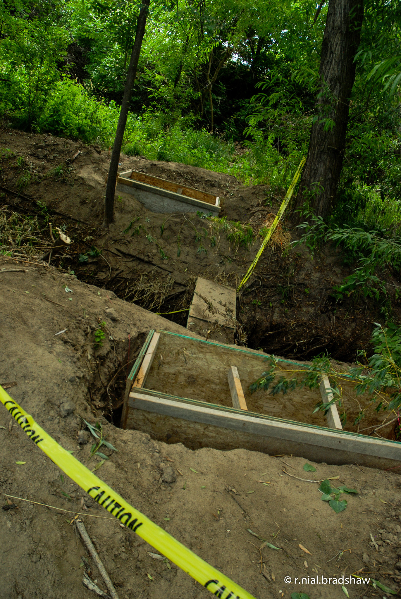 A crime scene of a dug up grave | Source: Flickr.com