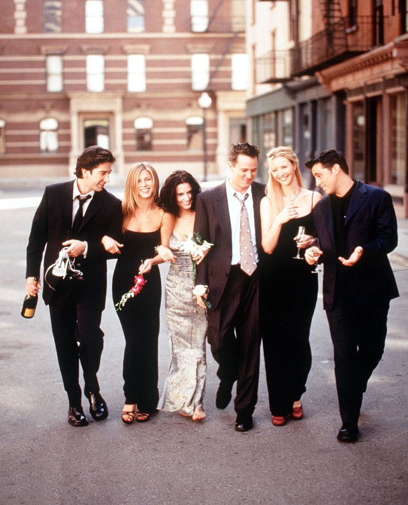 Cast members of NBC's comedy series "Friends." Pictured: David Schwimmer as Ross Geller, Jennifer Aniston as Rachel Green, Courteney Cox as Monica Geller, Matthew Perry as Chandler Bing, Lisa Kudrow as Phoebe Buffay, Matt LeBlanc as Joey Tribbiani.  2001. | Source: Getty Images