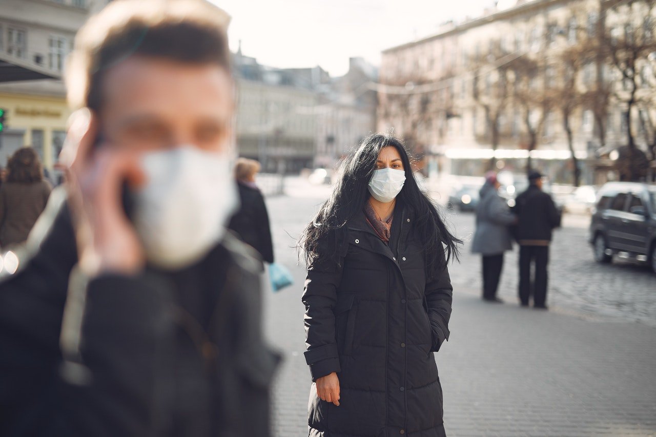 Mujer con abrigo negro y mascarilla. I Foto: Pexels Mujer con abrigo negro y mascarilla. I Foto: Pexels