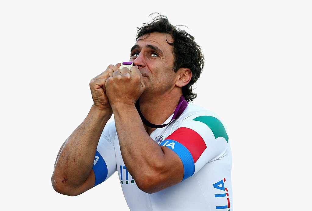 Alex Zanardi d'Italie franchit la ligne d'arrivée à IRONMAN Italie le 21 septembre 2019 à Cervia, Italie. | Photo : Getty Images