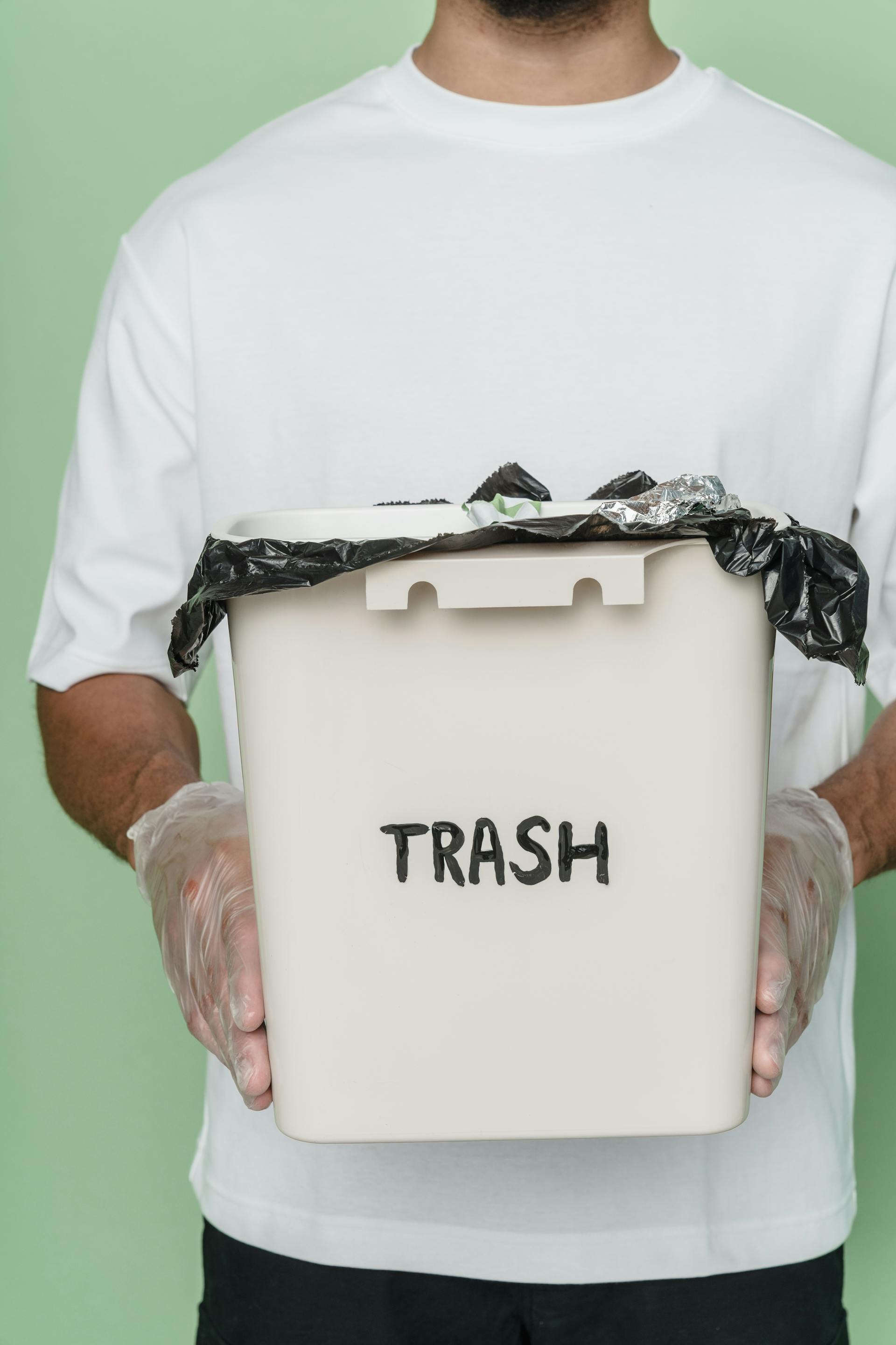 A man holding a bin | Source: Pexels