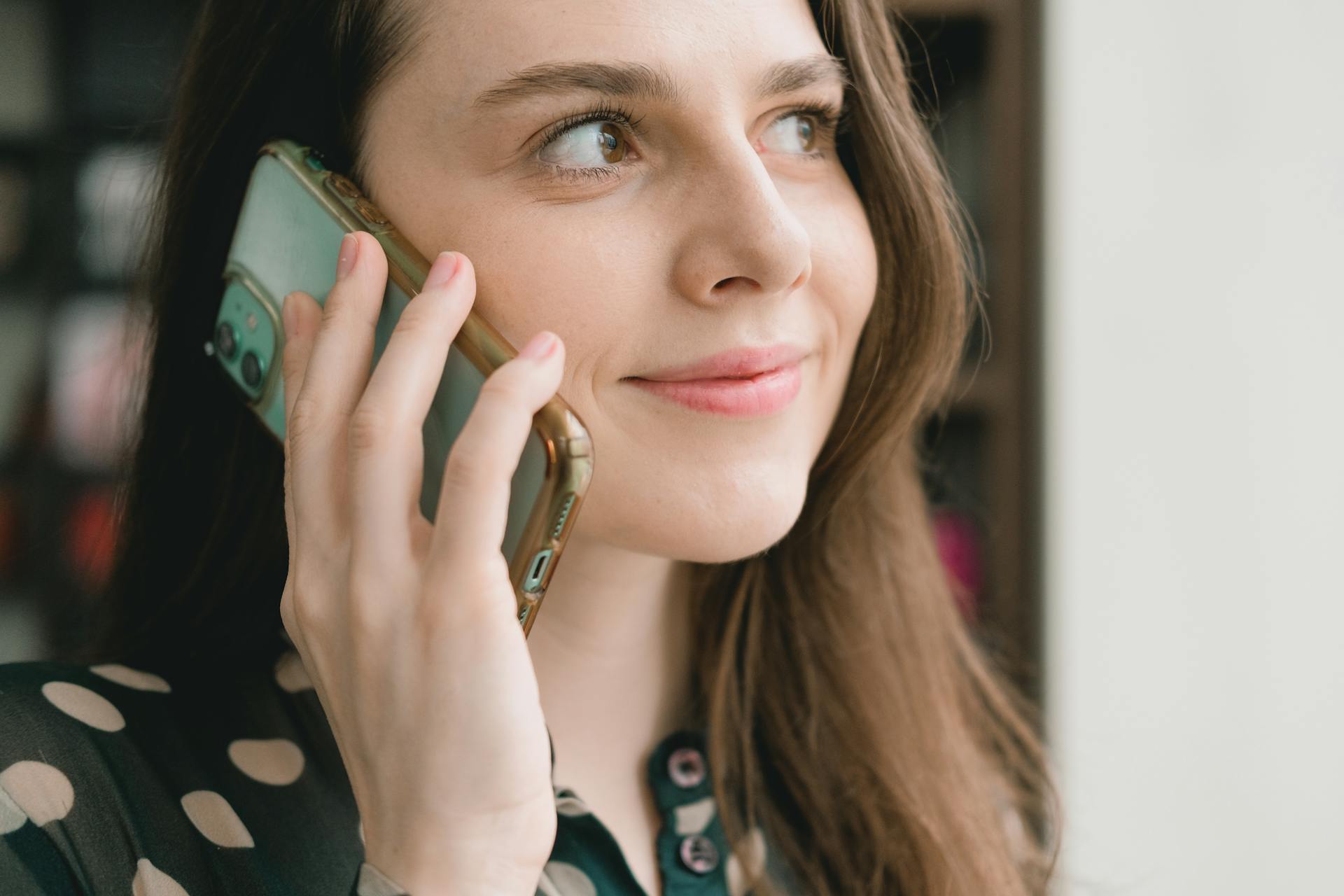A woman making a phone call | Source: Pexels