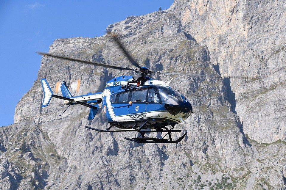 Helicóptero de rescate sobrevolando un risco. | Foto: Pixabay