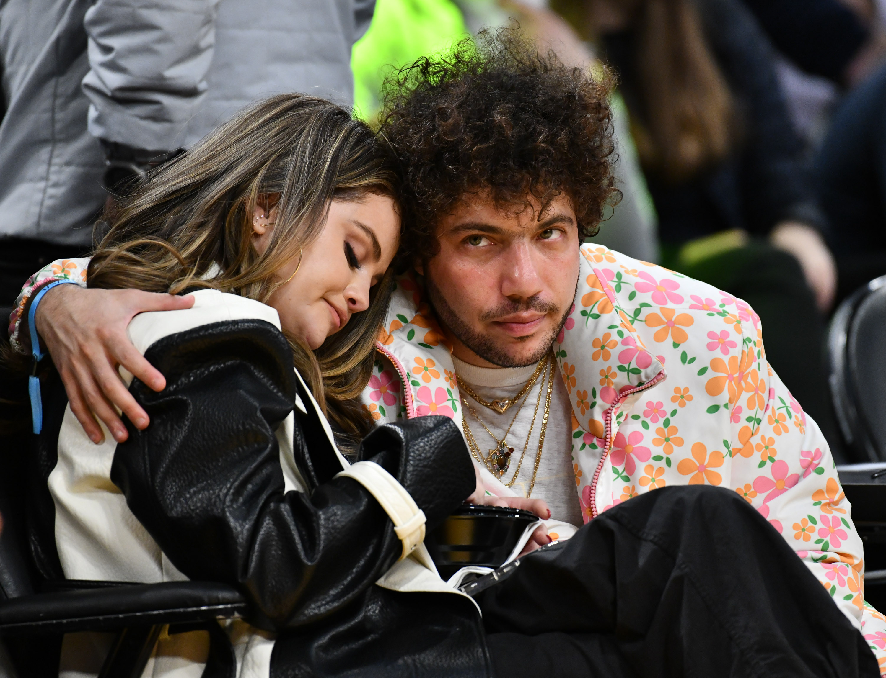 Selena Gomez and Benny Blanco attend a basketball game on January 3, 2024, in Los Angeles, California. | Source: Getty Images