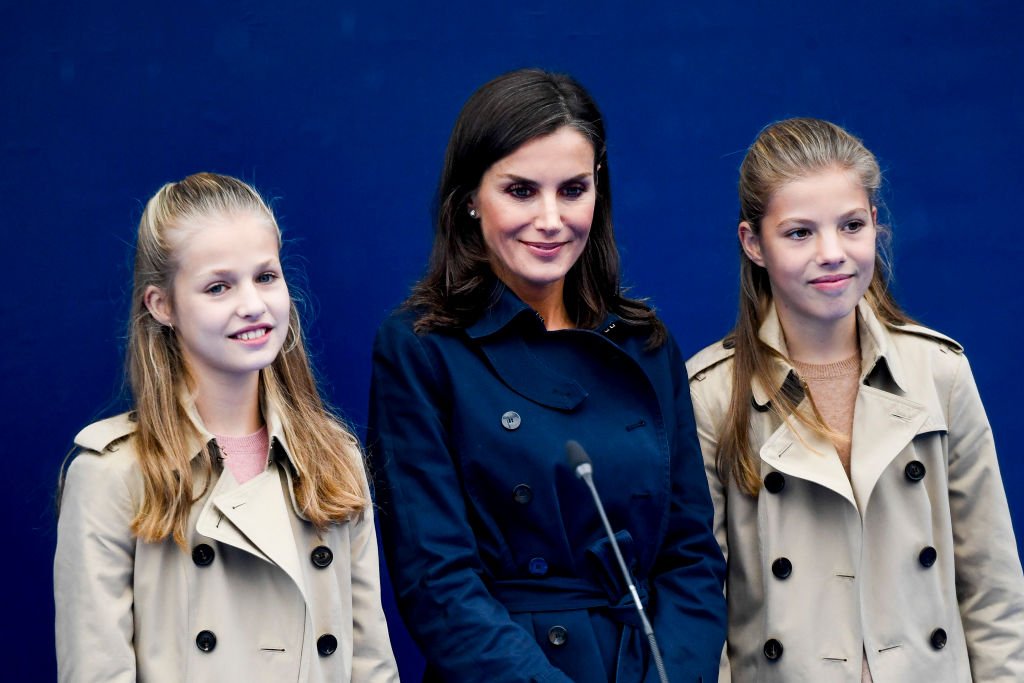 La princesa Leonor, la reina Letizia y la Infanta Sofía de España, el 19 de octubre de 2019 en Asiegu, España. | Foto: Getty Images La princesa Leonor, la reina Letizia y la Infanta Sofía de España, el 19 de octubre de 2019 en Asiegu, España. | Foto: Getty Images