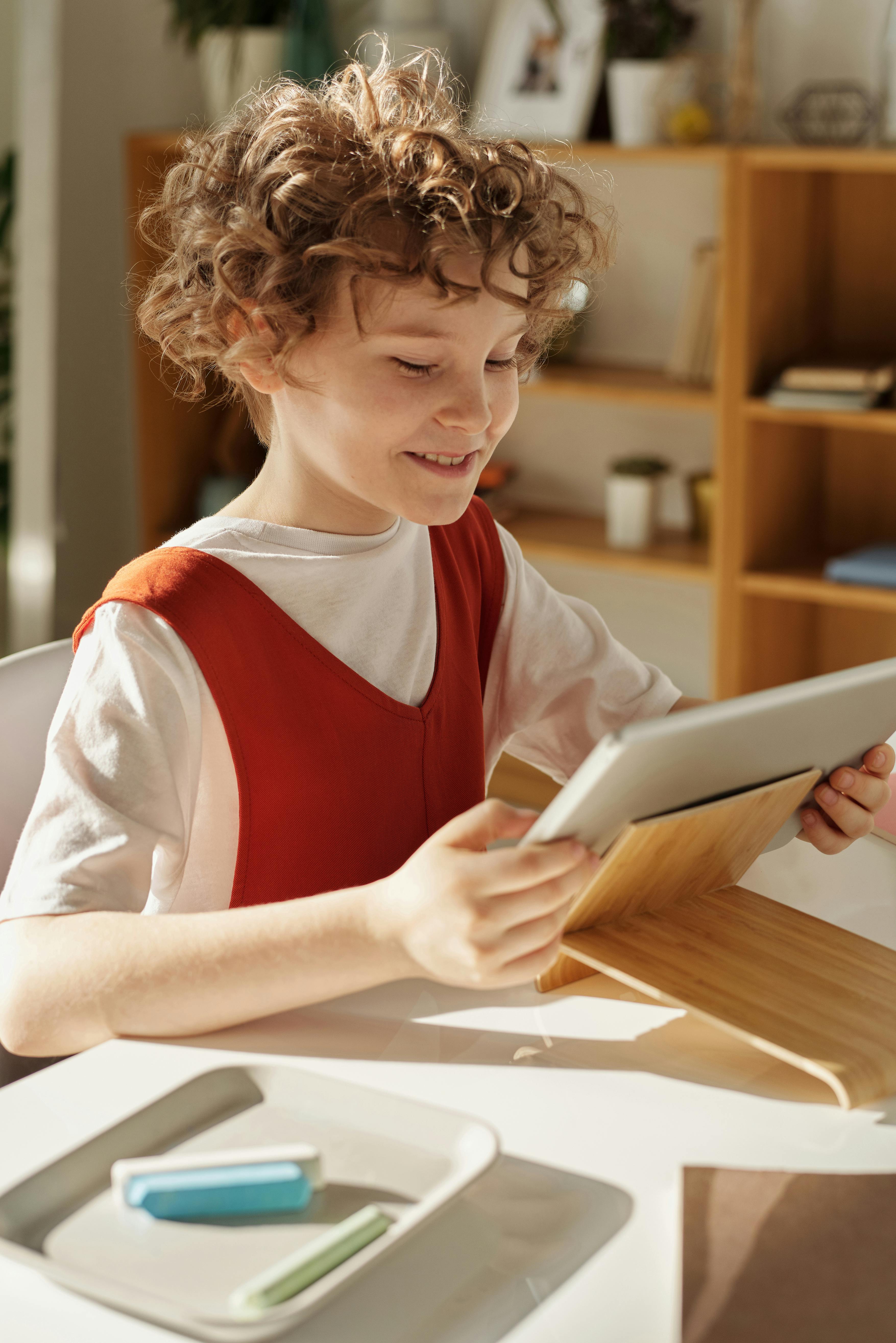 A grinning child | Source: Pexels