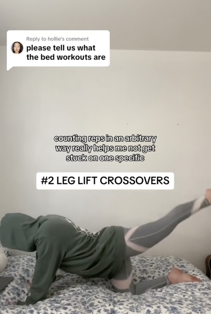 Colleen doing her bed workouts | Source: tiktok.com/@queenxxcolleen