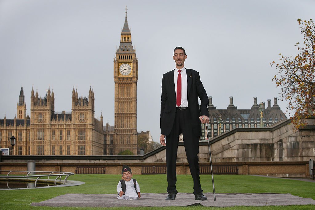 The shortest man, Chandra Bahadur Dangi, and the worlds tallest man, Sultan Kosen photographed on November 13, 2014 in London, England. | Photo: Getty Images
