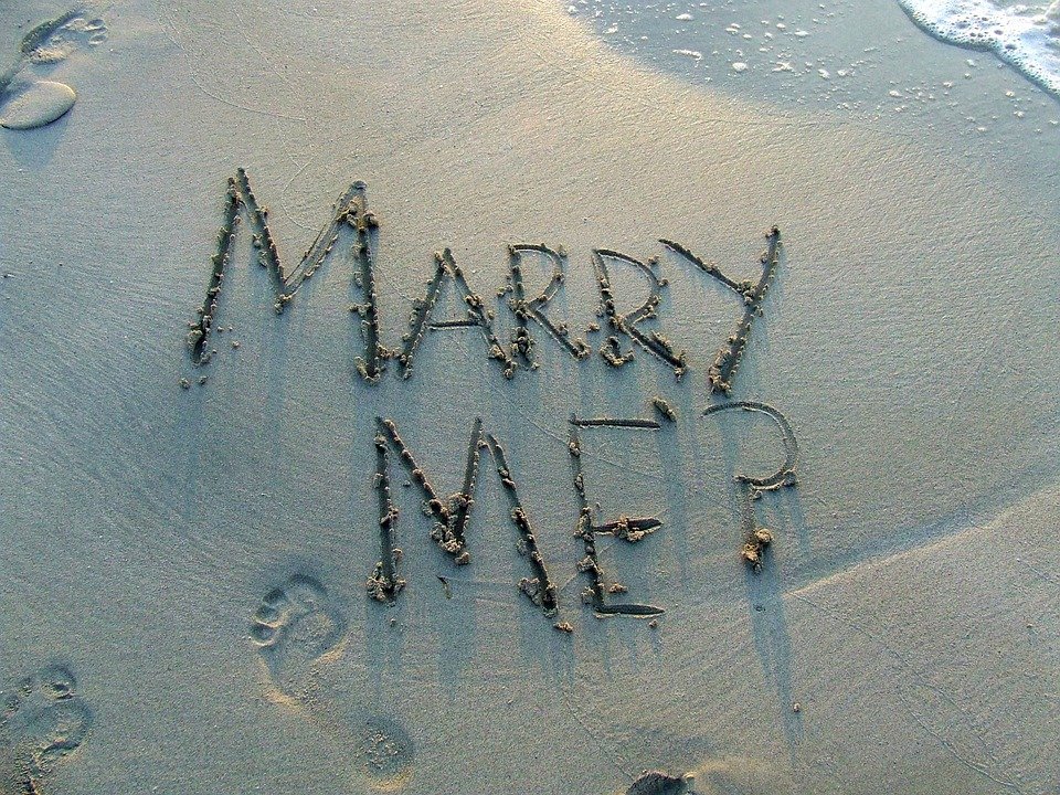 Propuesta de matrimonio en la arena / Imagen tomada de: Pixabay Propuesta de matrimonio en la arena / Imagen tomada de: Pixabay