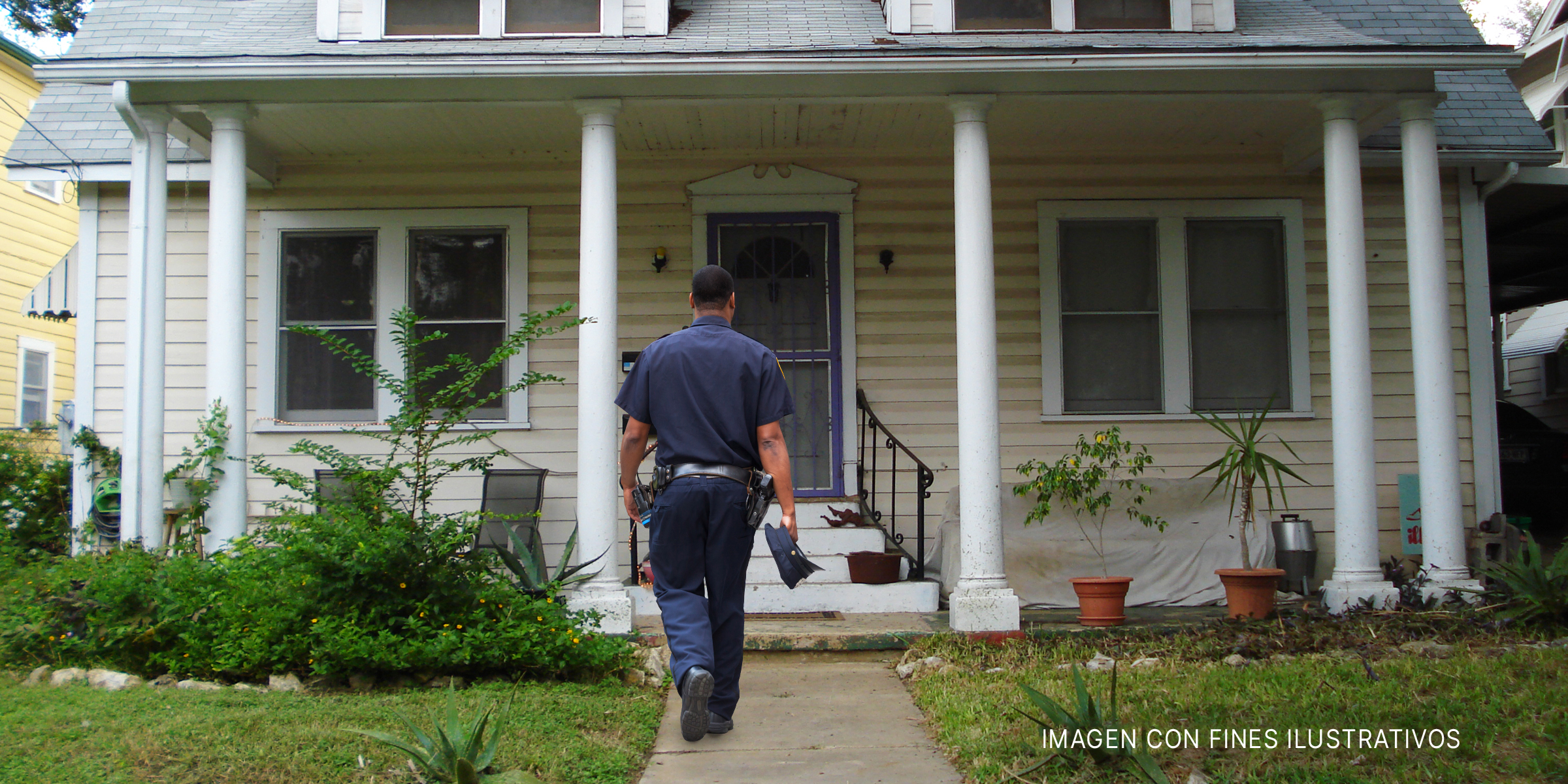 Policía se dirige a una casa. | Foto: flickr.com/St_A_Sh (CC BY 2.0) | Shutterstock