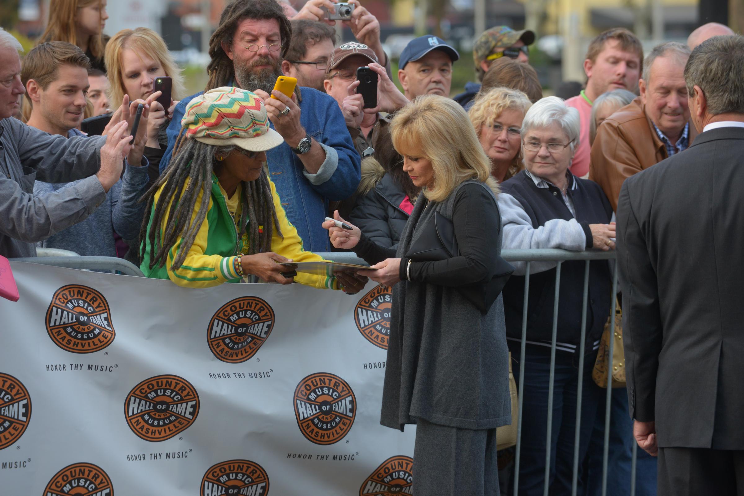 Barbara Mandrell arrives and greets fans at the Country Music Hall of Fame Medallion ceremony in Nashville, Tennessee, on October 27, 2013. | Source: Getty Images