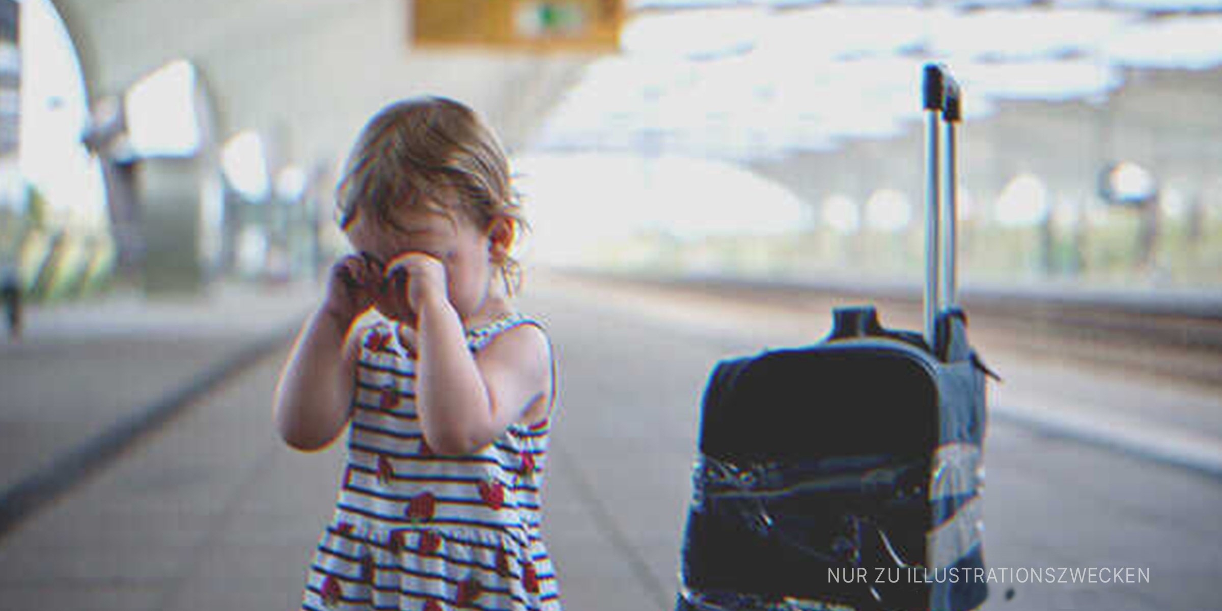 Kleines Mädchen weint am Bahnhof | Quelle: Shutterstock