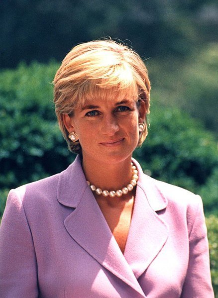 La Princesa Diana hablando sobre minas terrestres para la Cruz Roja en Washington D.C.en 1997. | Foto: Wikimedia Commons