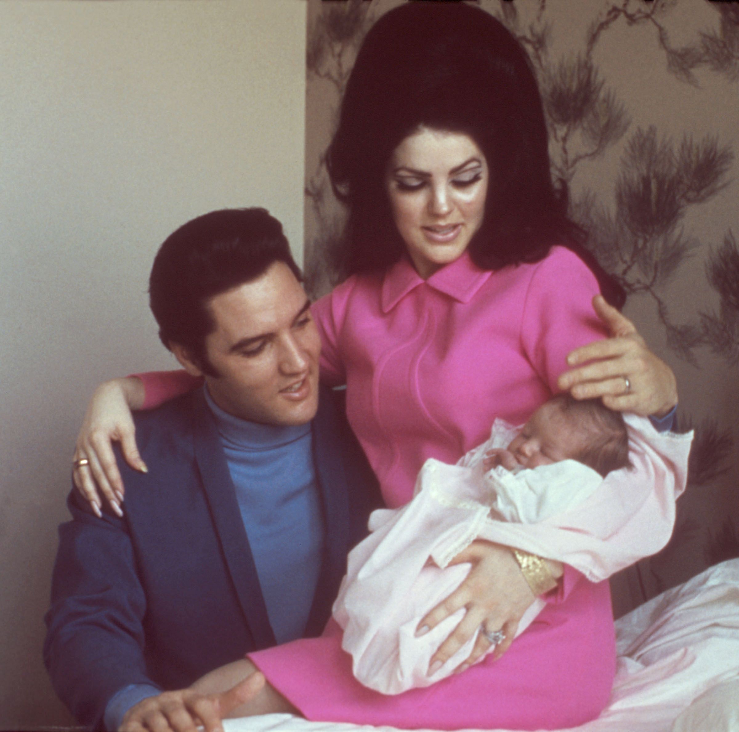 Elvis Presley with Priscilla Beaulieu Presley and their 4-day old daughter Lisa Marie Presley on February 5, 1968, in Memphis, Tennessee. | Source: Michael Ochs Archives/Getty Images
