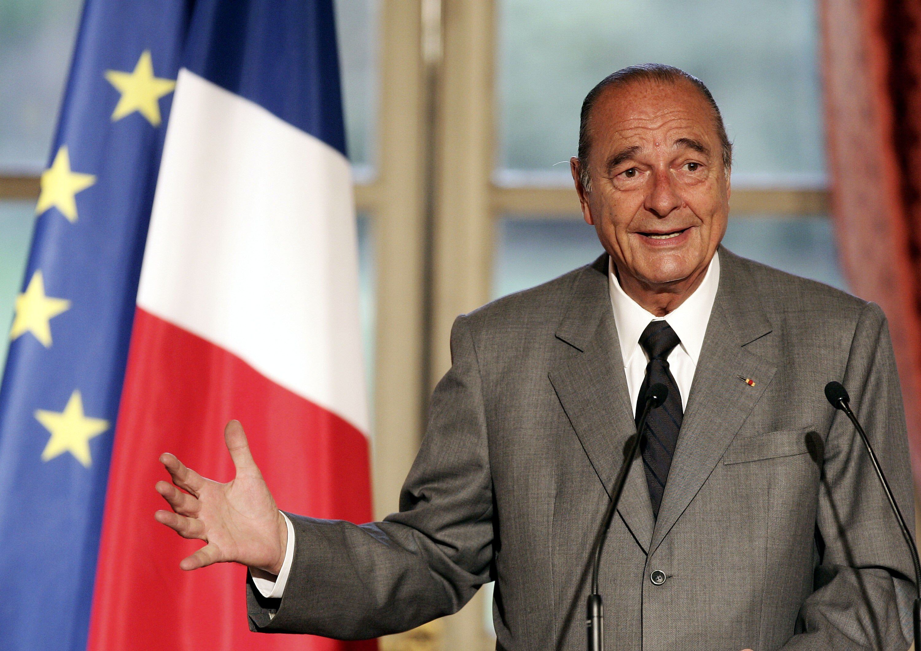  Le président français Jacques Chirac prononce son discours du Nouvel An devant les médias au Palais de l'Elysée. | Photo : GettyImage