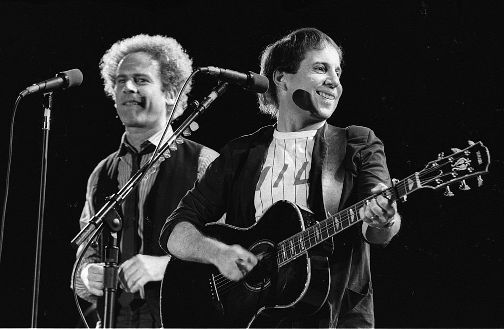 Paul Simon and Art Garfunkel perform live on stage at the Dodger Stadium in Los Angeles on August 27 1983. | Photo: Getty Images