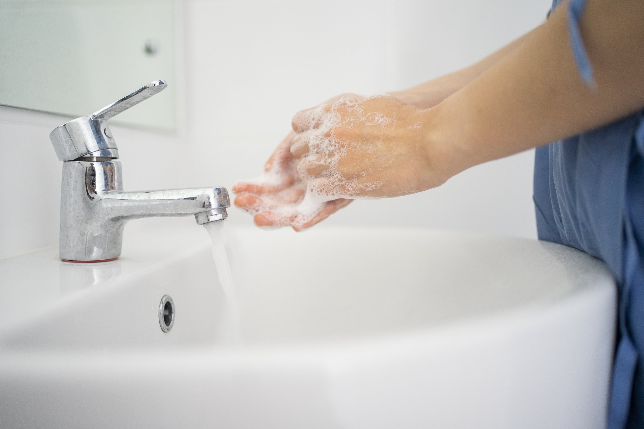 Ärztin beim Händewaschen | Quelle: Getty Images