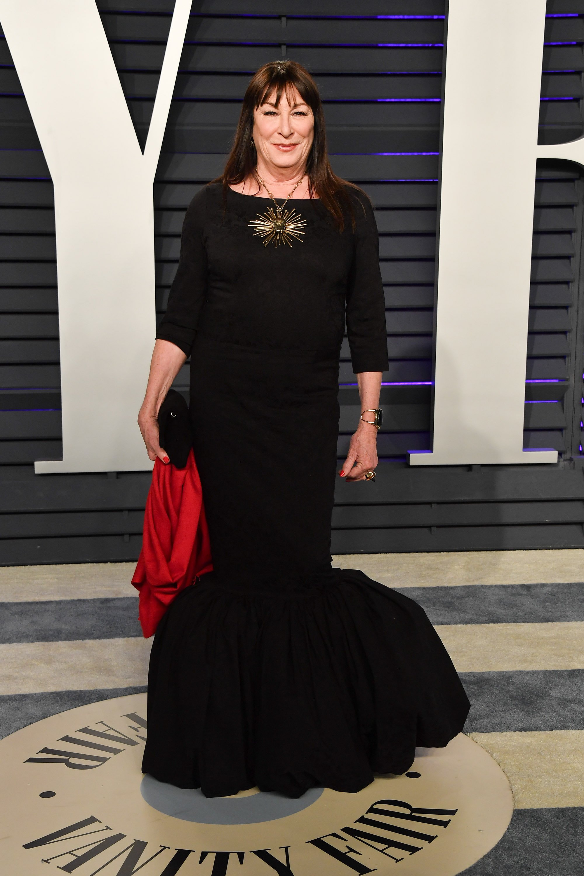 Getty Images l Anjelica Huston at the 2019 Vanity Fair Oscar Party hosted by Radhika Jones on February 24, 2019 in Beverly Hills, California