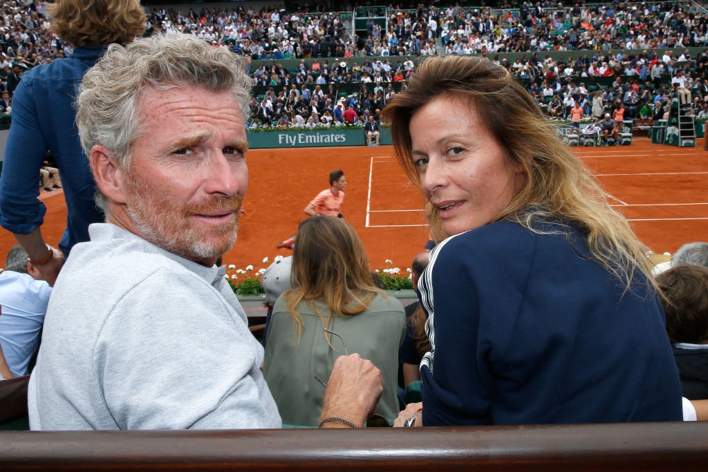 Denis Brogniart et son épouse Hortense Brogniart assistent à l'Open de France 2018 - Jour 3 à Roland Garros le 29 mai 2018 à Paris, France. | Photo : Getty Images