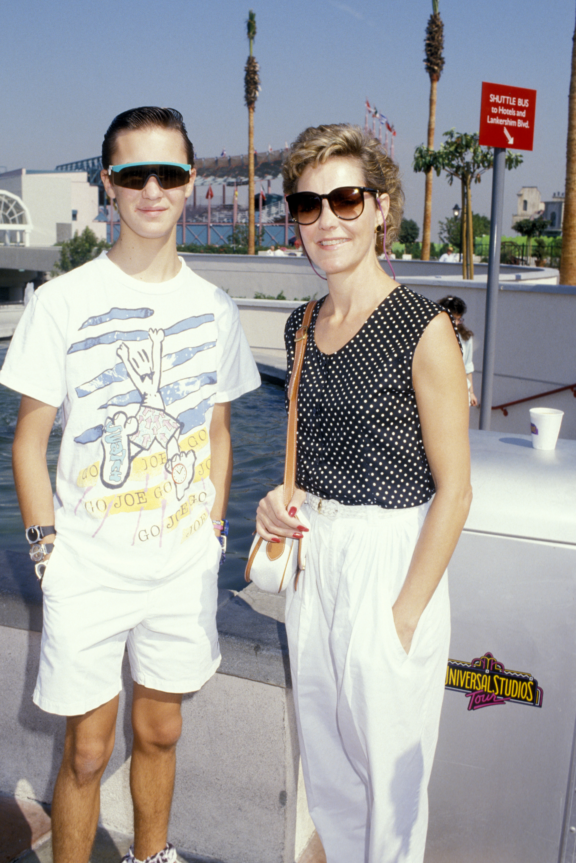 Wil Wheaton and his mother Debbie Wheaton photographed on August 25, 1988, at Universal Studios in Universal City, California | Source: Getty Images