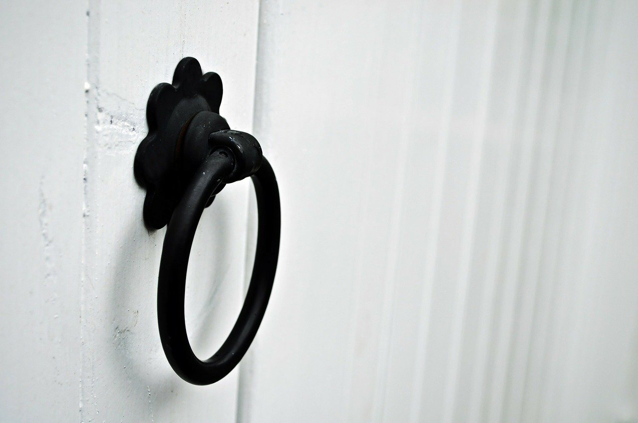 Puerta blanca con agarradero en forma de aro. | Foto: Pexels