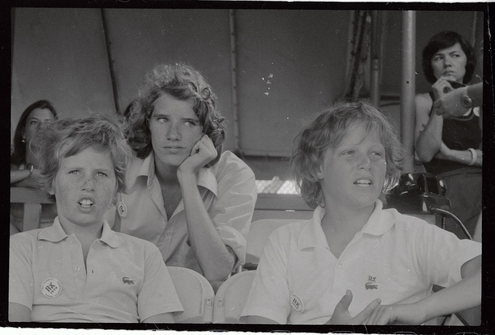 David and Chris Kennedy watching a tennis match with their cousin, Ted Kennedy Jr., on August 25, 1974. | Source: Getty Images