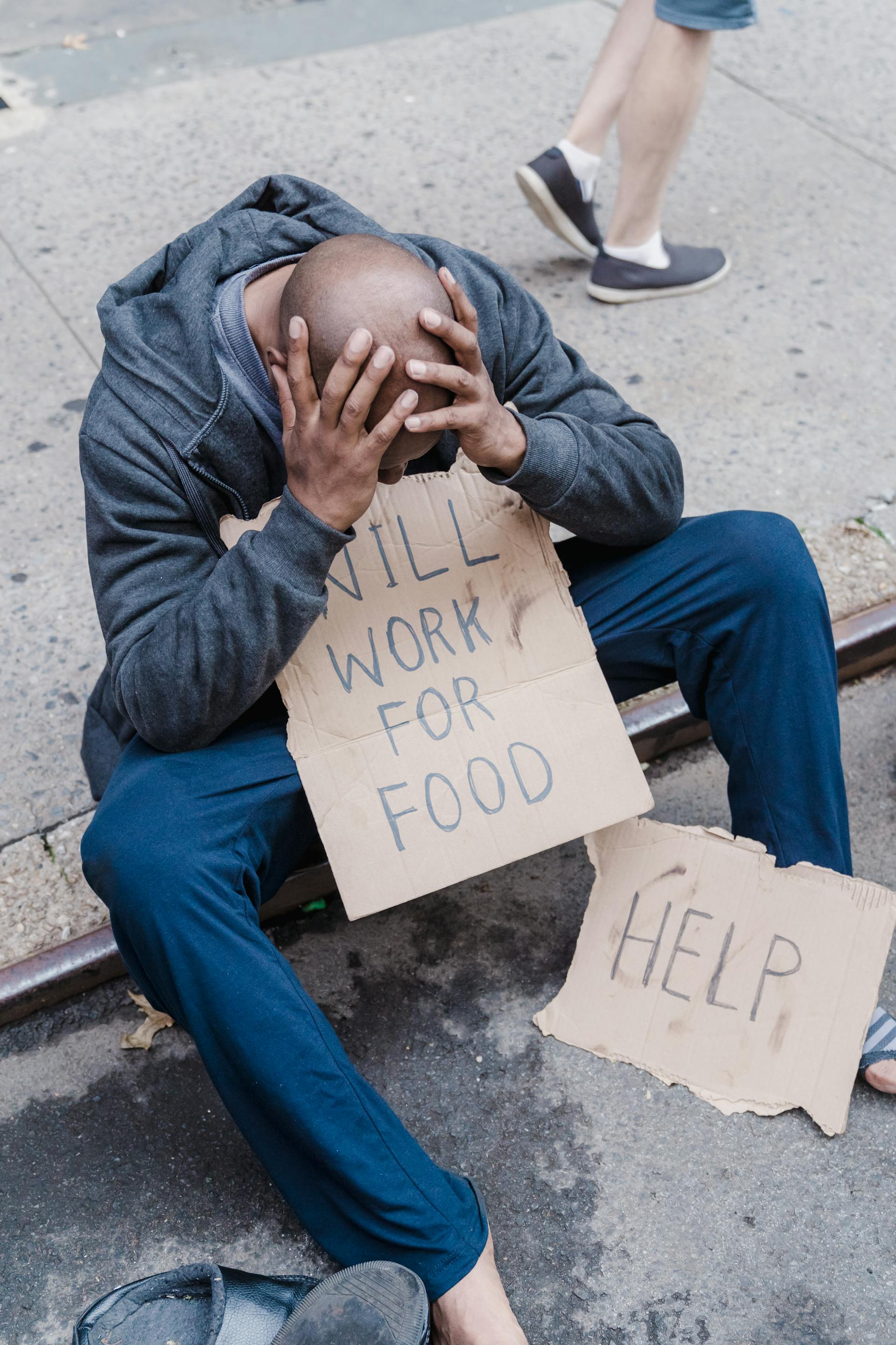 A man with his head in his hands | Source: Pexels