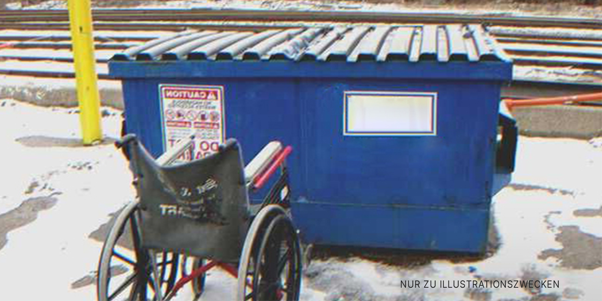 Ein Rollstuhl vor einem Müllcontainer | Quelle: Shutterstock