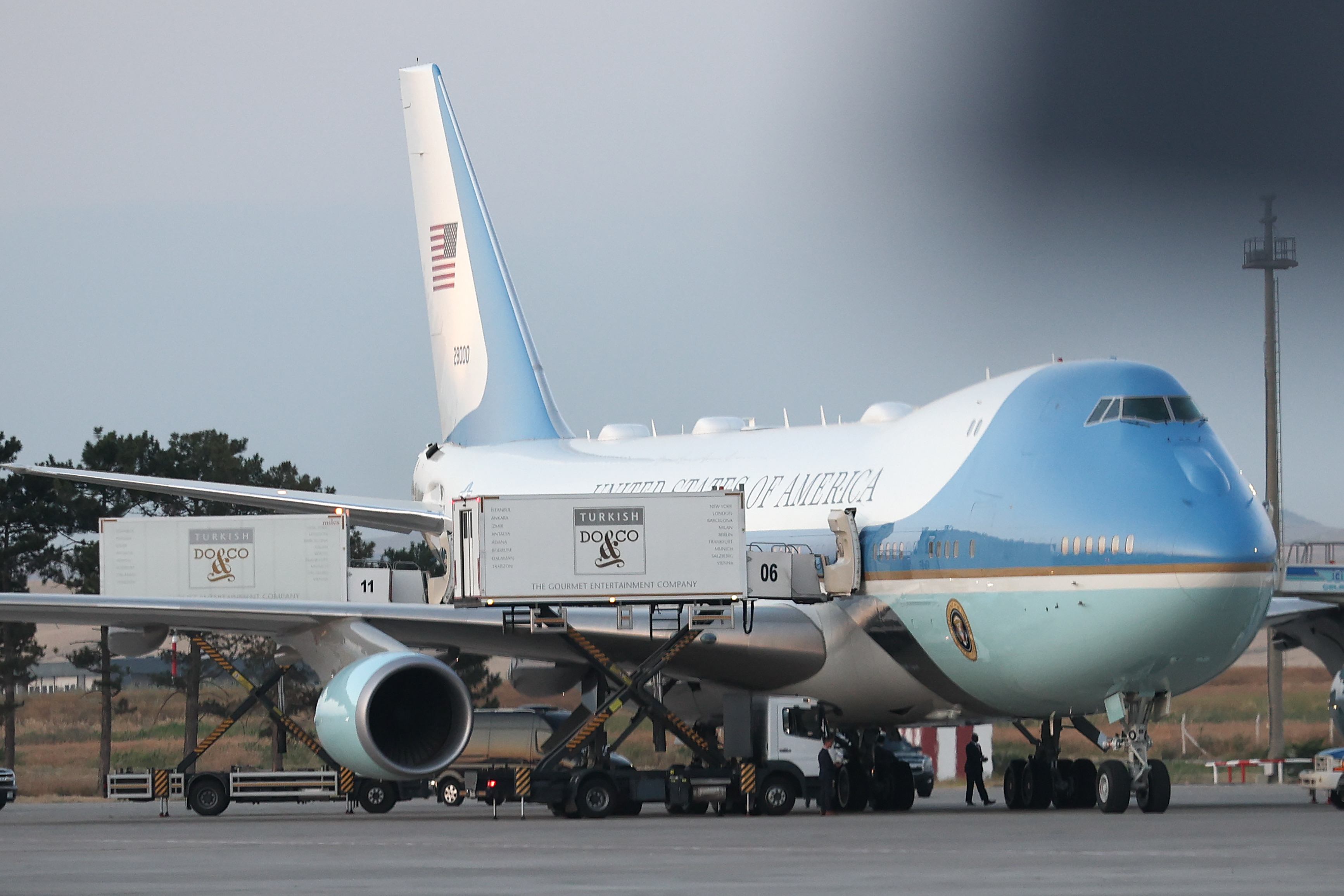 Catering vehicles played an unexpectedly important role in the reported maneuver. One was allegedly raised to aircraft level and used to help move Trump discreetly before taking him toward the smaller C-32A. | Source: Getty Images