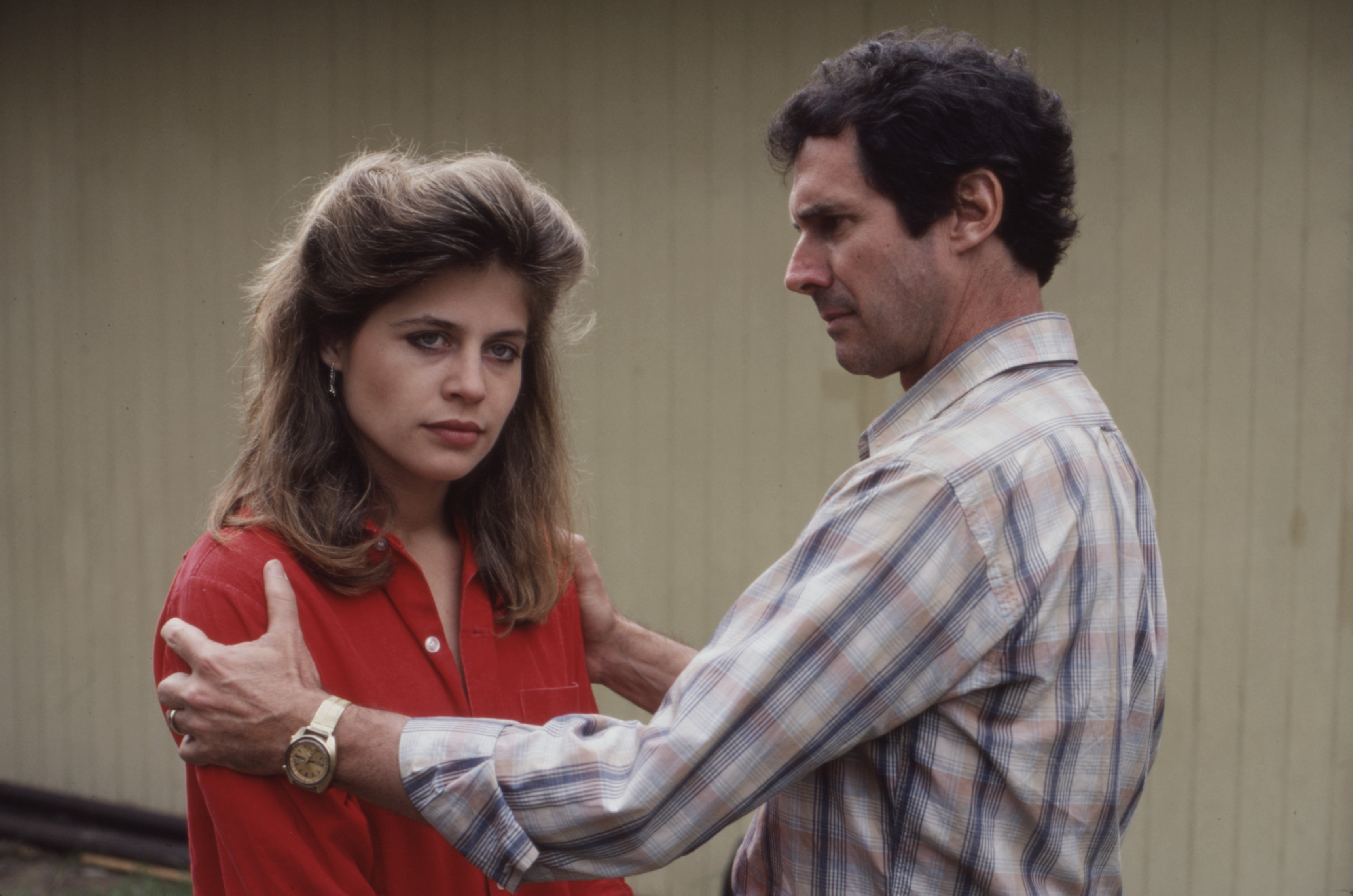 Linda Hamilton and Bradford Dillman in a promotional photo for "King's Crossing," circa 1982. | Source: Getty Images