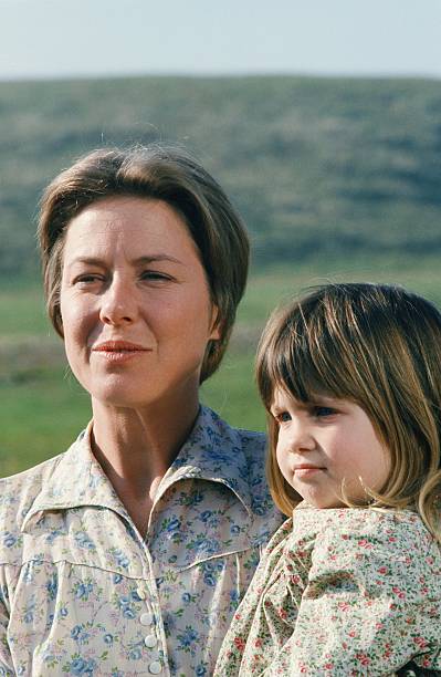 Karen Grassle as Caroline Ingalls and Lindsay or Sydney Greenbush as Carrie Ingalls in "Little House of the Prairie" in 1974 | Source: Getty Images