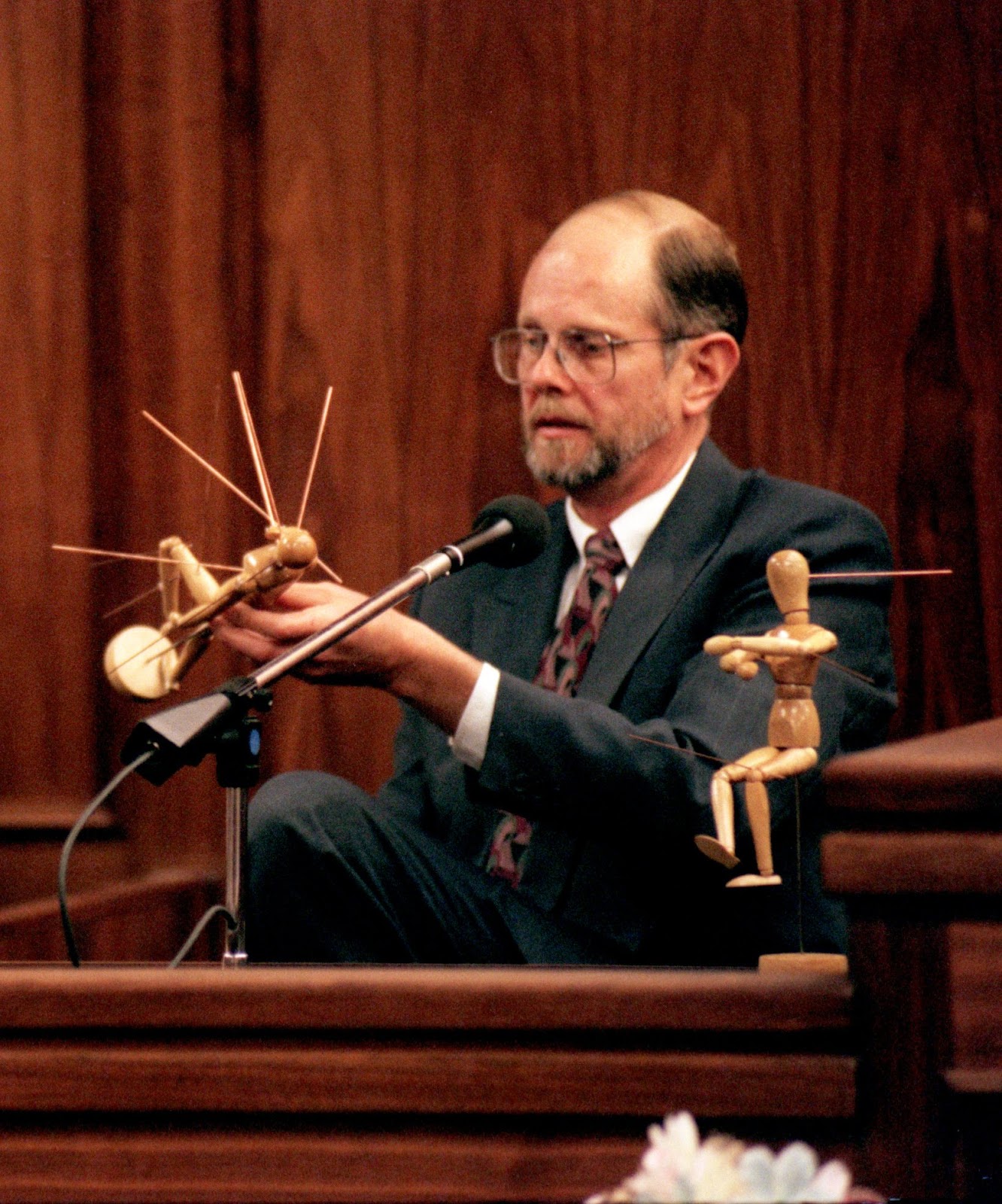 Robert Lawrence of Stockton, California, holding a mannequin and illustrating bullet wounds to Kitty Menendez during the Menendez brothers' murder trial in 1995. | Source: Getty Images