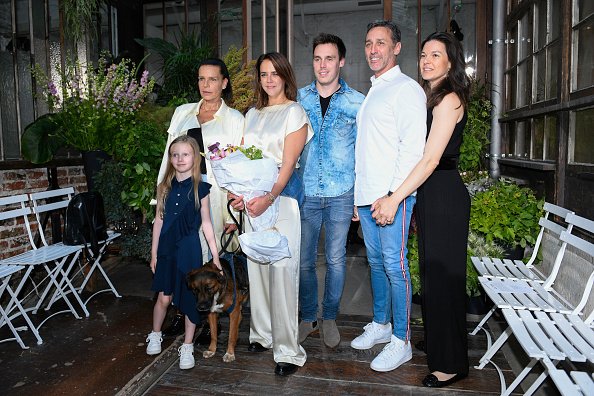 Linoue Ducruet, Stephanie de Mónaco, Pauline Ducruet, Louis Ducruet, Daniel Ducruet y Kelly-Marie Lancien asisten al espectáculo Alter Design Menswear Spring Summer 2020 como parte de la Semana de la Moda de París el 18 de junio de 2019 en París, Francia. | Fuente: Getty Images Linoue Ducruet, Stephanie de Mónaco, Pauline Ducruet, Louis Ducruet, Daniel Ducruet y Kelly-Marie Lancien asisten al espectáculo Alter Design Menswear Spring Summer 2020 como parte de la Semana de la Moda de París el 18 de junio de 2019 en París, Francia. | Fuente: Getty Images