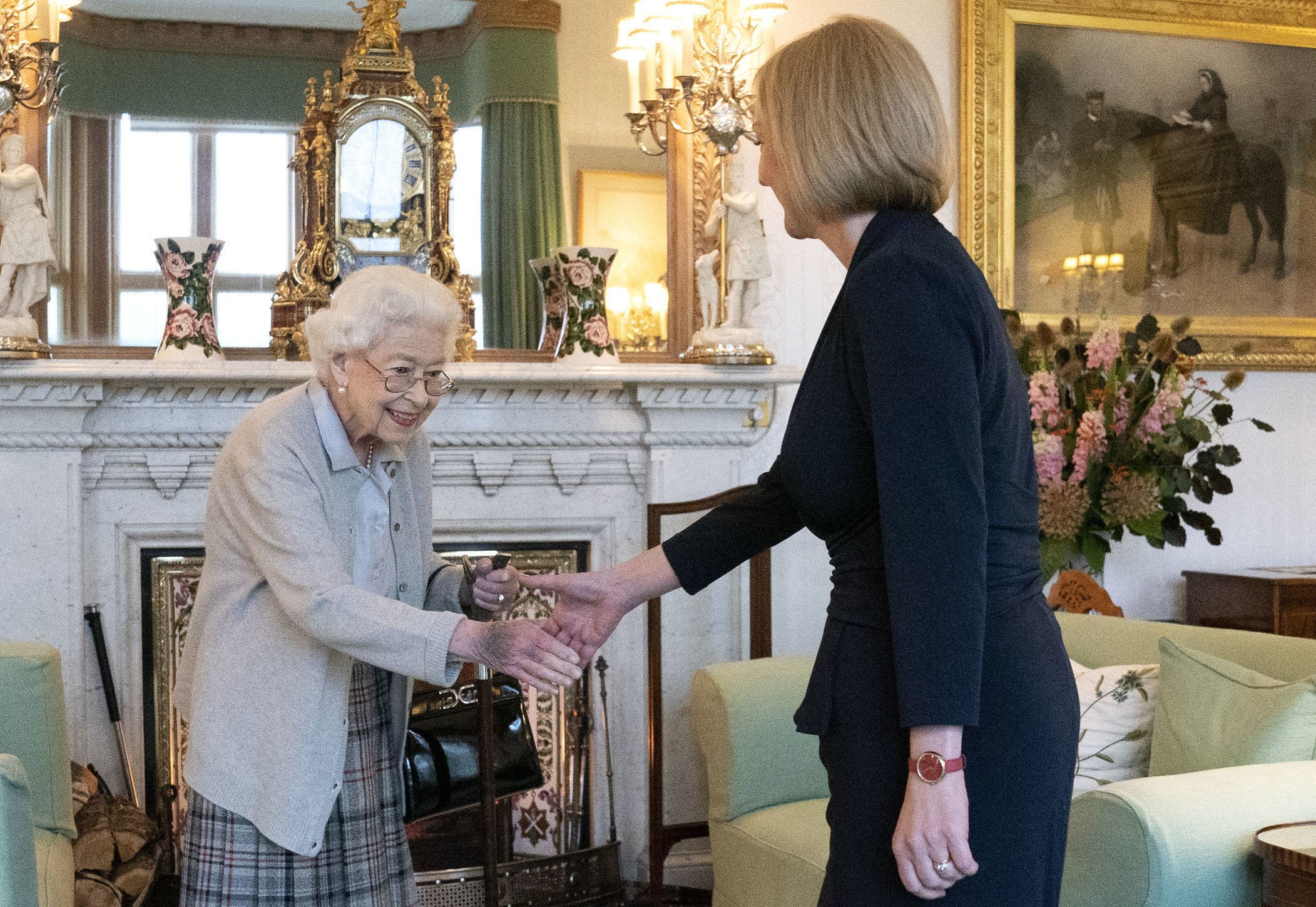 Königin Elizabeth begrüßt die neu gewählte Vorsitzende der konservativen Partei Liz Truss am 6. September 2022 in Balmoral in Aberdeen, Schottland | Quelle: Getty Images
