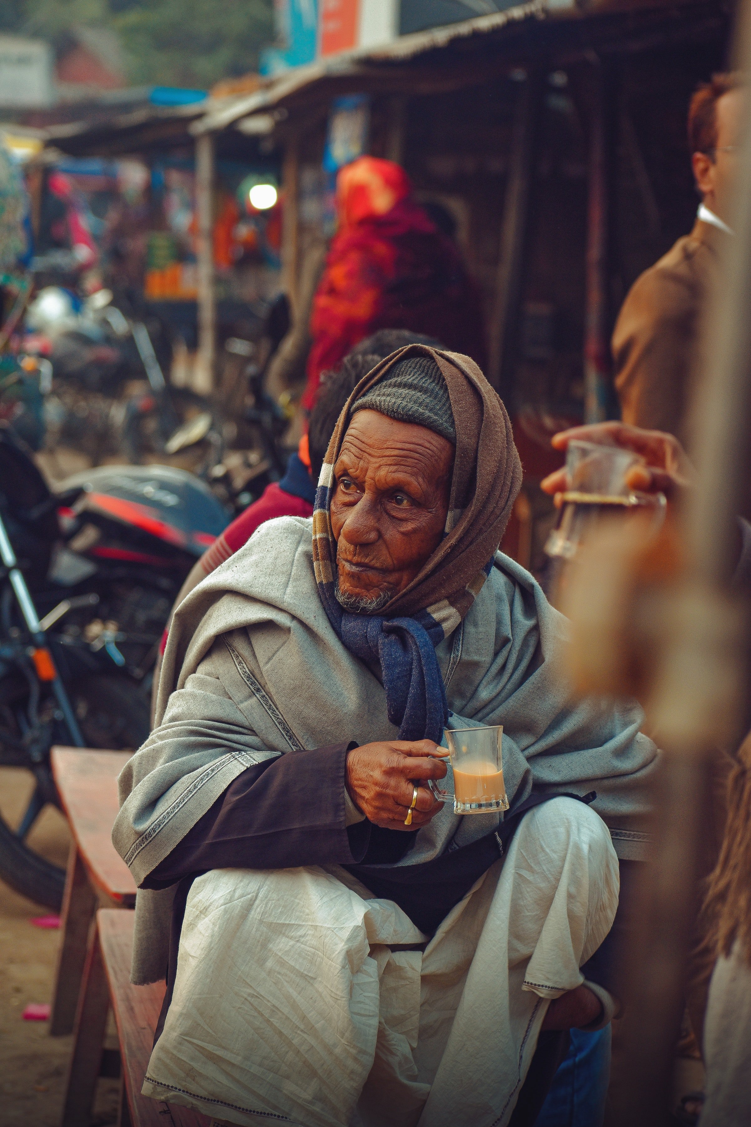 An old man offered Elizabeth to hold his cup of tea so she could keep warm. | Source: Pexels