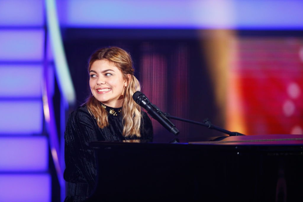 Louane sur scène lors du 31ème Téléthon de France Télévision, le 9 décembre 2017 à Nogent-sur-Marne. Photo : Getty Images