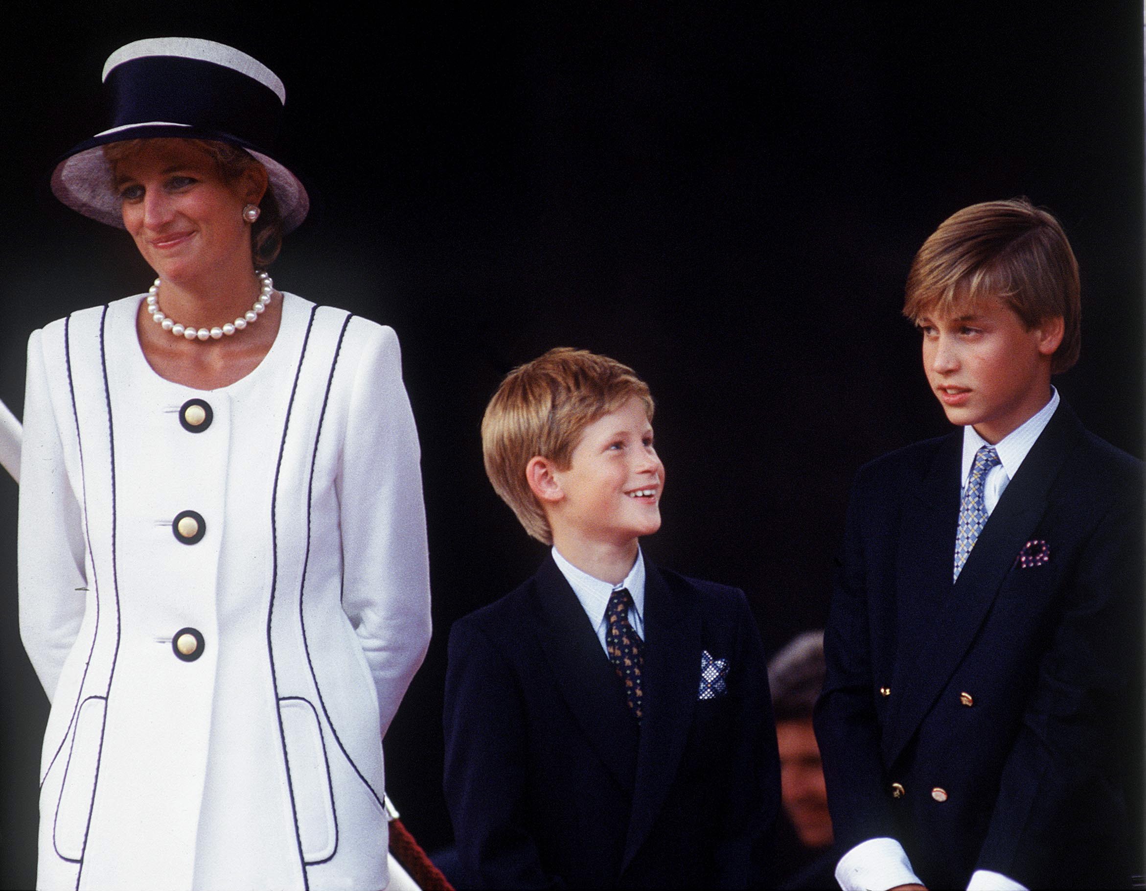 La princesa Diana con el príncipe Harry y el príncipe Guillermo en un desfile para conmemorar el 50 aniversario del diseñador del día Vj del traje de Diana. | Foto: Getty Images