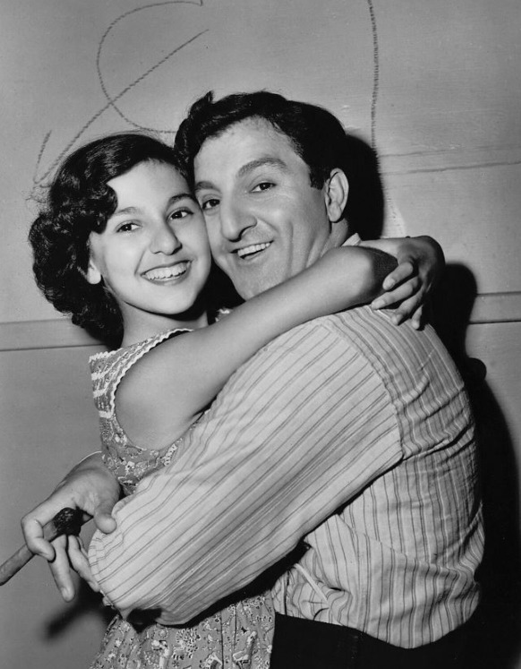 A young Marlo Thomas shares a joyful moment with her father, Danny Thomas, circa early 1950s | Source: Facebook/ClassicMoviesDigest