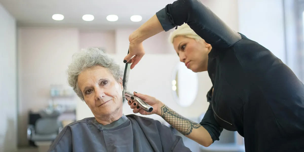 A woman getting a haircut | Source: Pexels