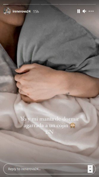 Irene abrazando un cojín. | Foto: Captura de pantalla de Instagram/Irenerova24