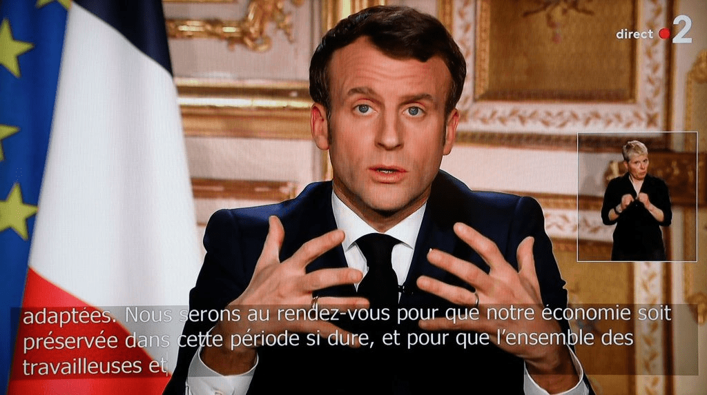 Le président Français Emmanuel Macron est vu sur un écran de télévision alors qu'il parle lors d'un discours télévisé à la nation sur l'épidémie de COVID-19, causée par le nouveau coronavirus, le 16 mars 2020, à Paris. | Photo : Getty Images Le président Français Emmanuel Macron est vu sur un écran de télévision alors qu'il parle lors d'un discours télévisé à la nation sur l'épidémie de COVID-19, causée par le nouveau coronavirus, le 16 mars 2020, à Paris. | Photo : Getty Images