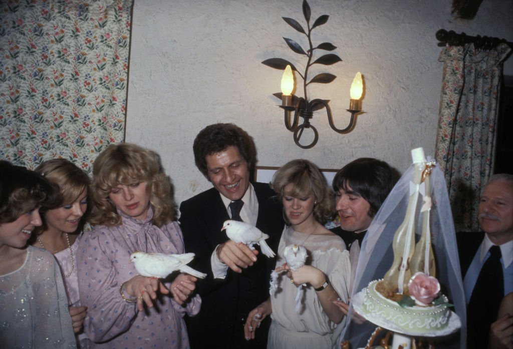 Joe Dassin, son épouse Christine et leurs amis. І Source : Getty Images