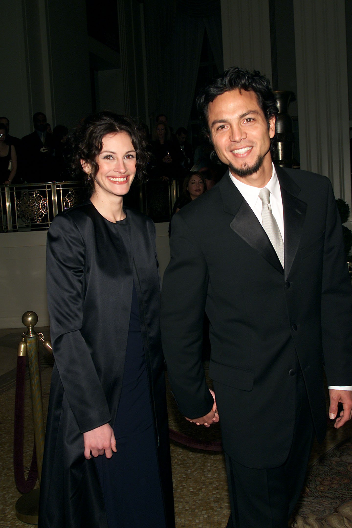 Julia Roberts with Benjamin Bratt at The American Museum of the Moving Image Salute to Julia Roberts at the Waldorf-Astoria Hotel on March 4, 2001 in New York City | Source: Getty Images