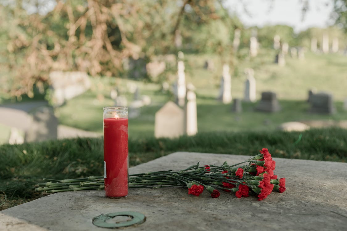 There were always fresh flowers on his grave. | Source: Pexels