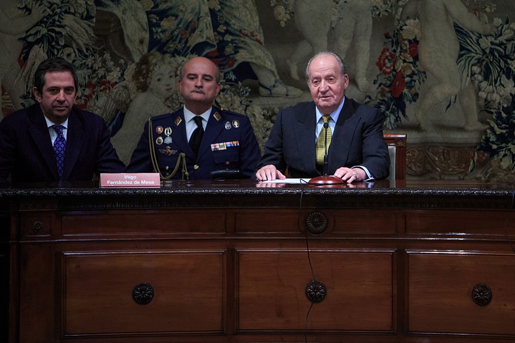 Nicolás Murga Mendoza y el rey Juan Carlos I en el edificio del Banco de España, el 27 de octubre de 2014 en Madrid, España. | Foto: Getty Images