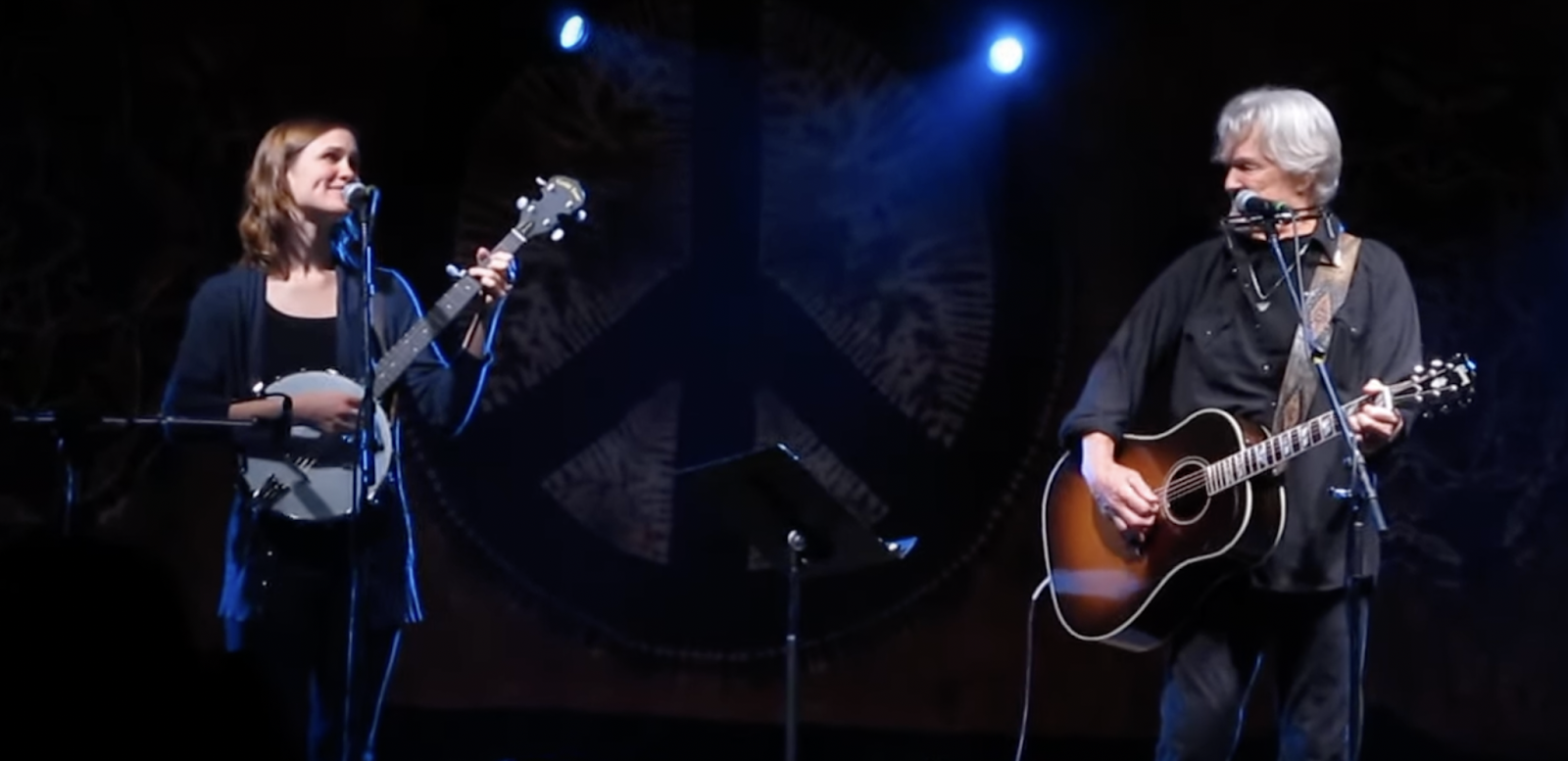 Kelly and Kris Kristofferson performing live together at Spirit of the Suwannee Music Park - Magnolia Fest 2013. | Source: YouTube/Dan Schram