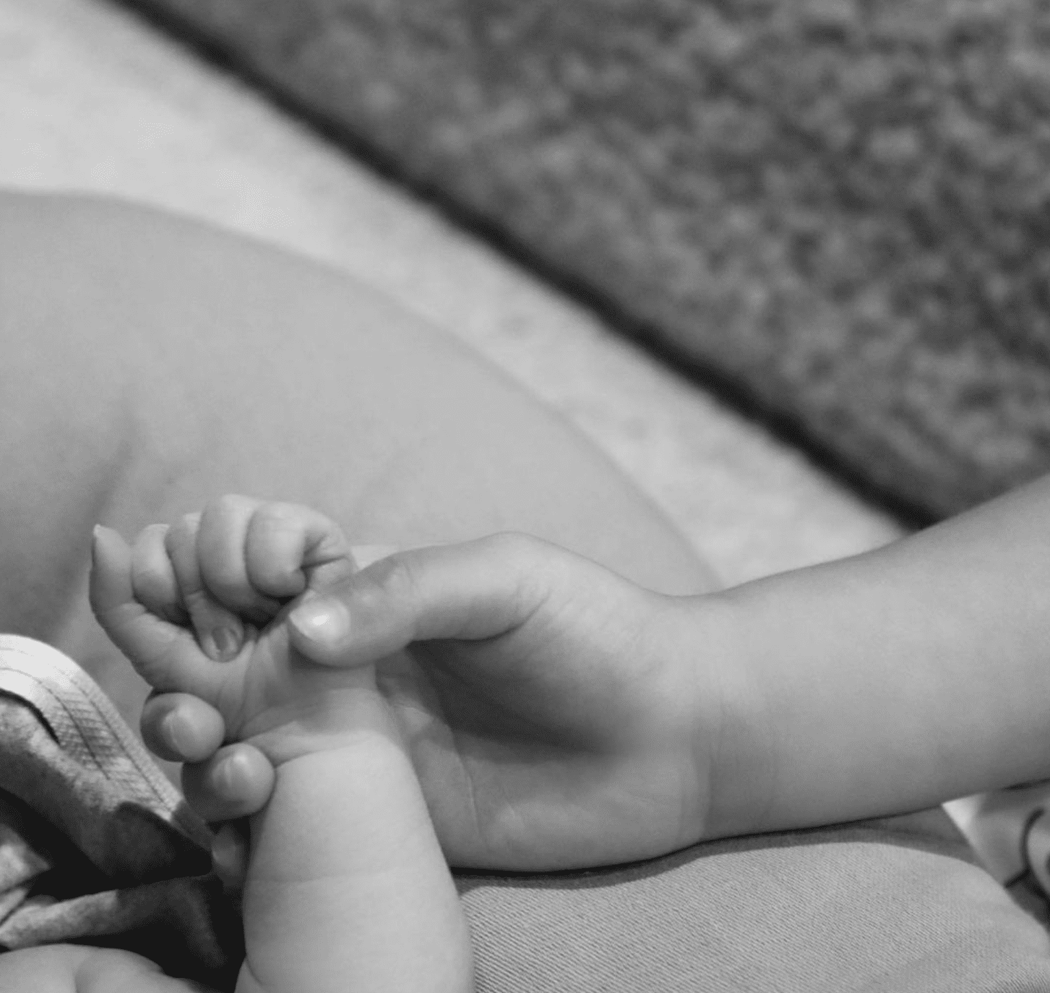 A black and white photo of Kylie Jenner and Travis Scott's newborn baby's hand. | Source: Instagram/KylieJenner